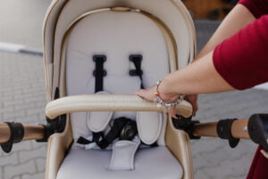Pałąk jest ważnym elementem wózka dziecięcego, który zabezpiecza dziecko przed wyślizgnięciem się z siedziska spacerowego.