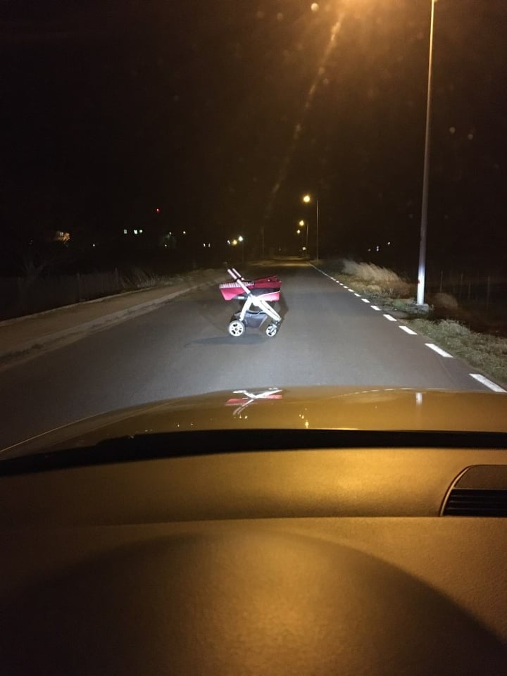 Wózek dziecięcy na środku ulicy! Obok nie było nikogo