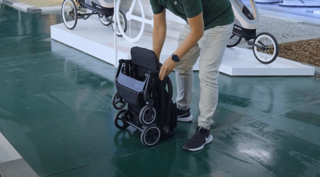Wózek spacerowy Cybex Beezy to model, który złożysz do niewielkich rozmiarów w kilka sekund!