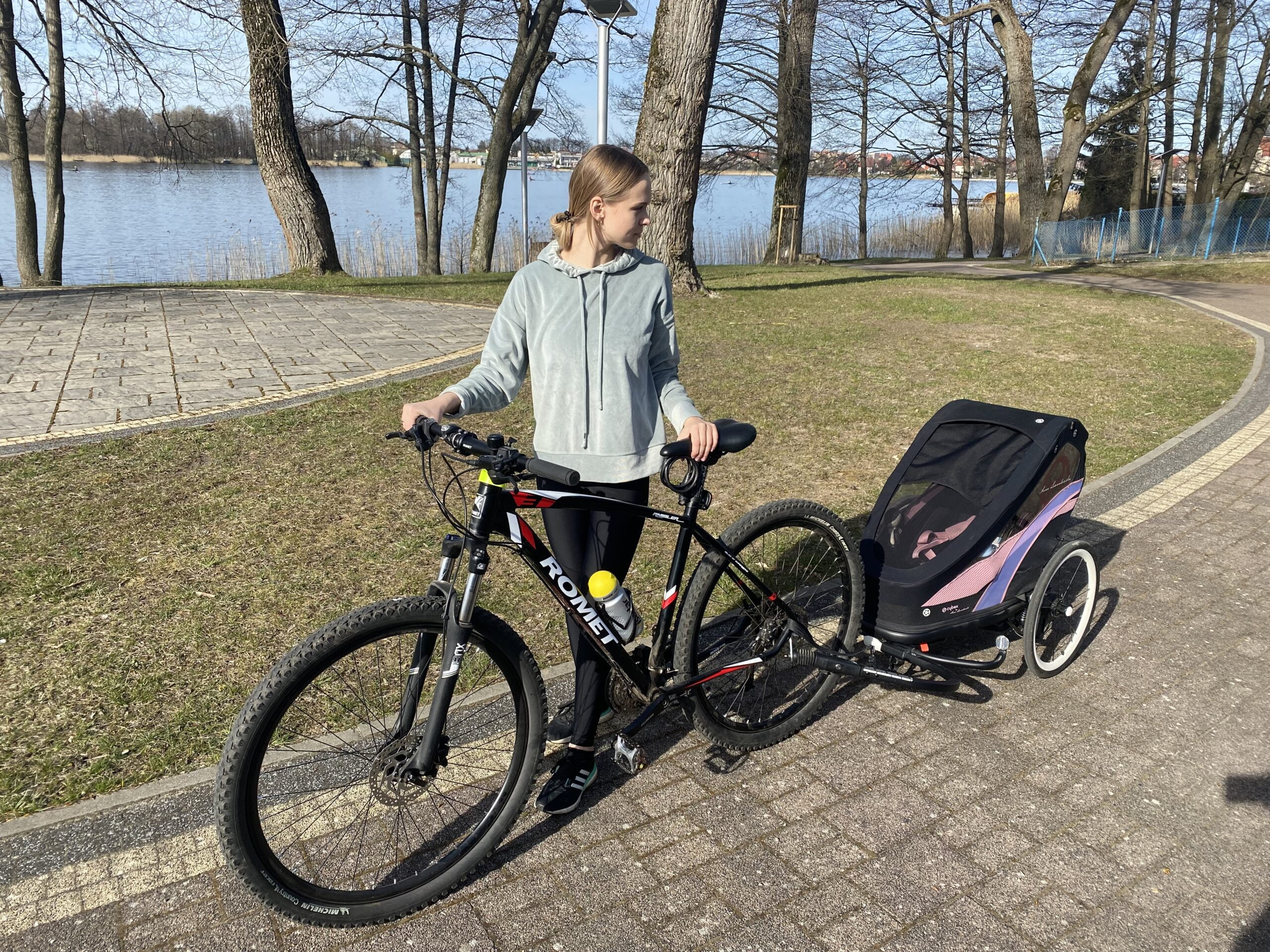 Przyczepka rowerowa czy fotelik do roweru? Co najlepiej wybrać dla swojego dziecka?