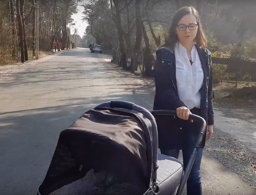Znacie model, który prowadzony w ten sposób pojedzie w odwrotnym kierunku? Ja nie. Dlatego koniecznie chciałam sprawdzić, jak zachowa się wózek Peg Perego Culla Pop up prowadzony jedną ręką!