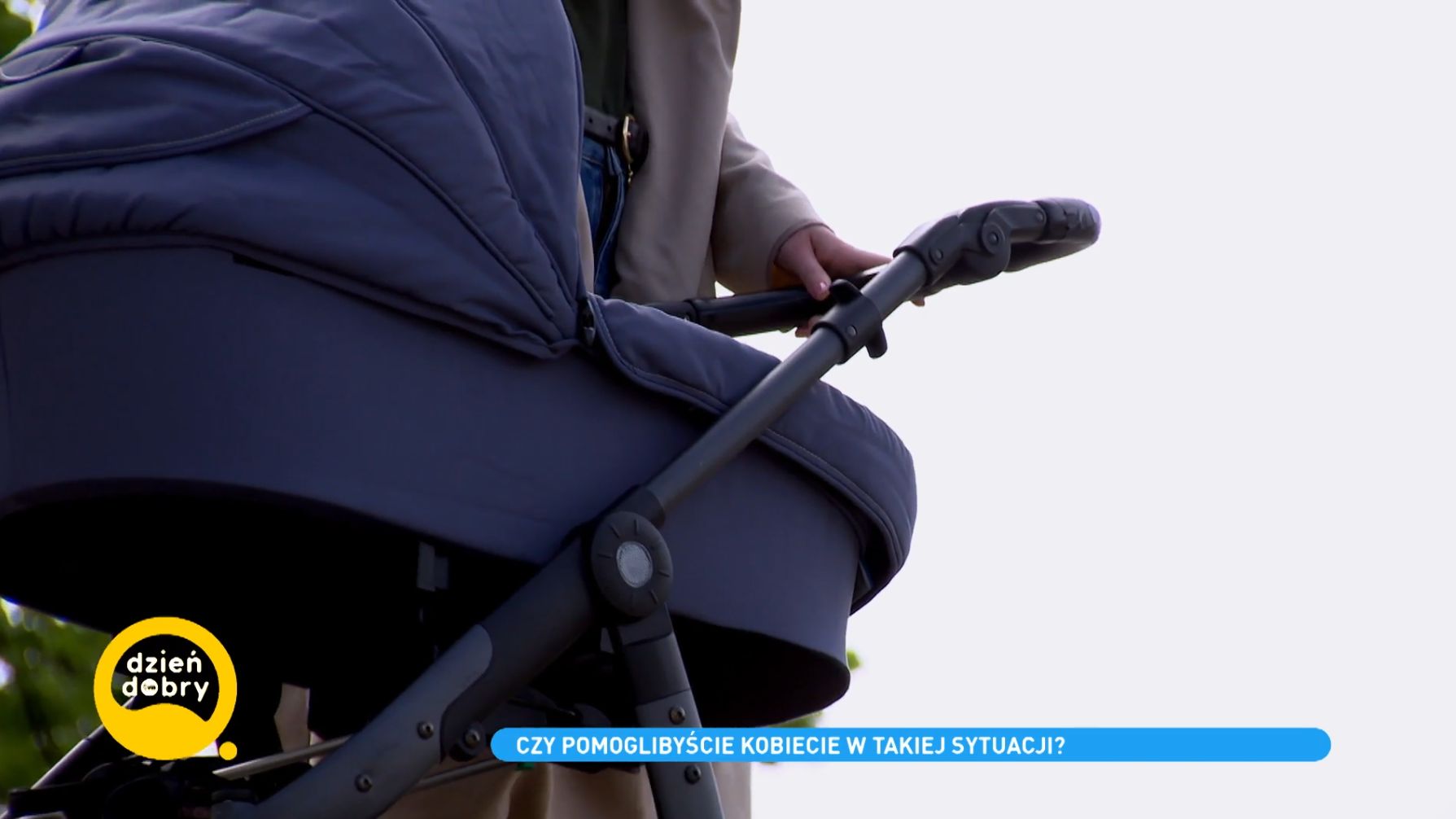 Kobieta z wózkiem na ulicach miasta. Można liczyć na pomoc drugiego człowieka?