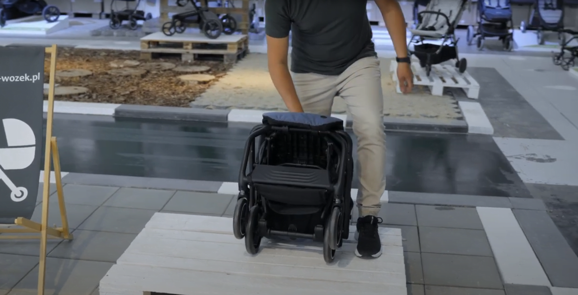 Spacerówkę Cybex Eezy S+ 2 możesz złożyć jedną ręką!