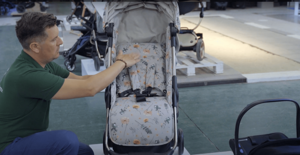 Oparcie siedziska spacerowego w wózku Elodie Details możesz rozłożyć do pozycji leżącej.