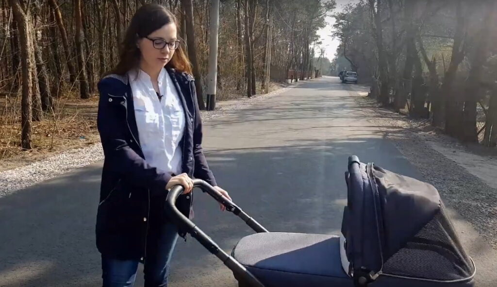 Znacie model, który prowadzony w ten sposób pojedzie w odwrotnym kierunku? Ja nie. Dlatego koniecznie chciałam sprawdzić, jak zachowa się wózek Peg Perego Culla Pop up prowadzony jedną ręką!