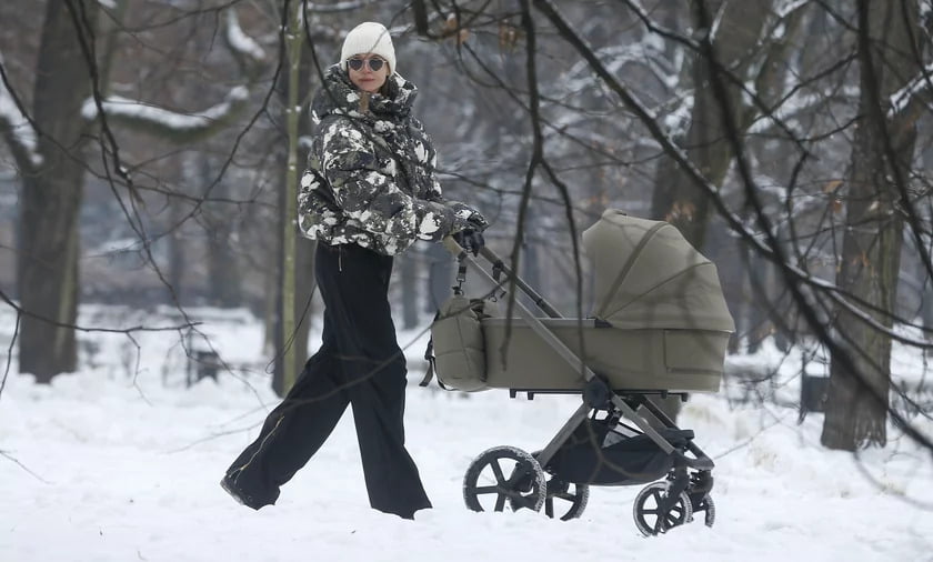 Katarzyna Sokołowska na spacerze z synkiem. Pokazała zaprojektowany przez siebie wózek