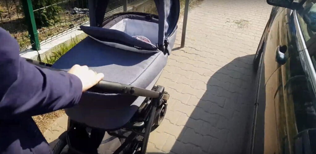 Znacie model, który prowadzony w ten sposób pojedzie w odwrotnym kierunku? Ja nie. Dlatego koniecznie chciałam sprawdzić, jak zachowa się wózek Peg Perego Culla Pop up prowadzony jedną ręką!