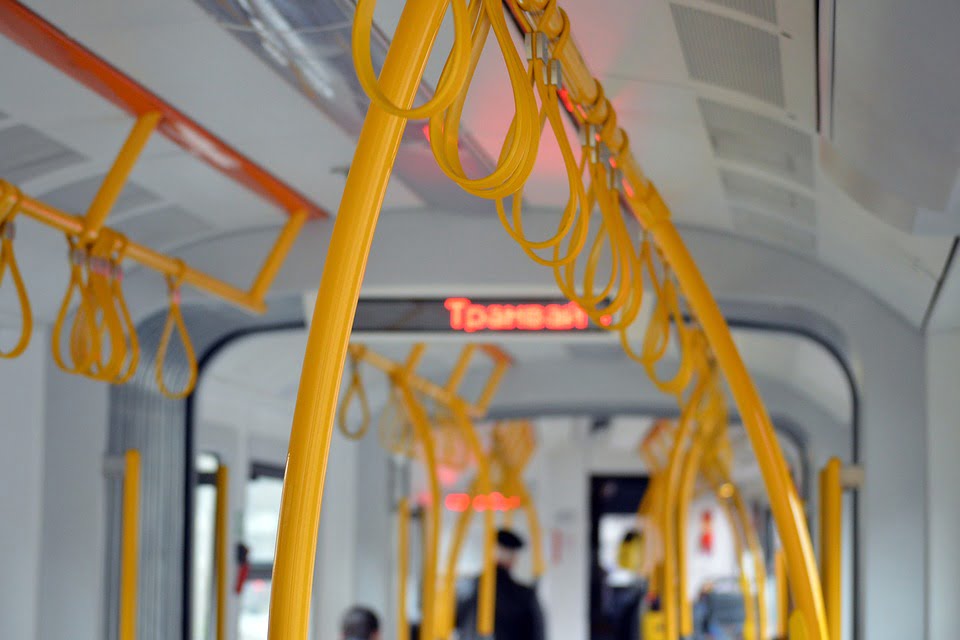 Warszawa. Niemowlę wypadło z wózka podczas ostrego hamowania autobusu