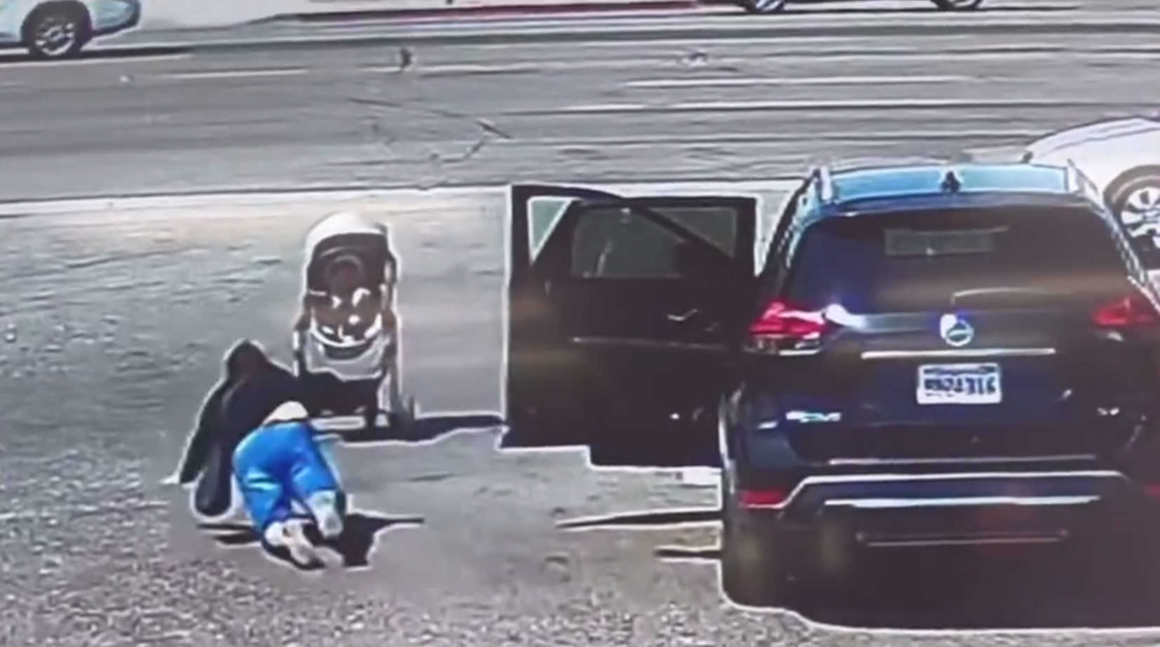 O krok od tragedi! Wózek stoczył się w kierunku autostrady. W środku było małe dziecko!
