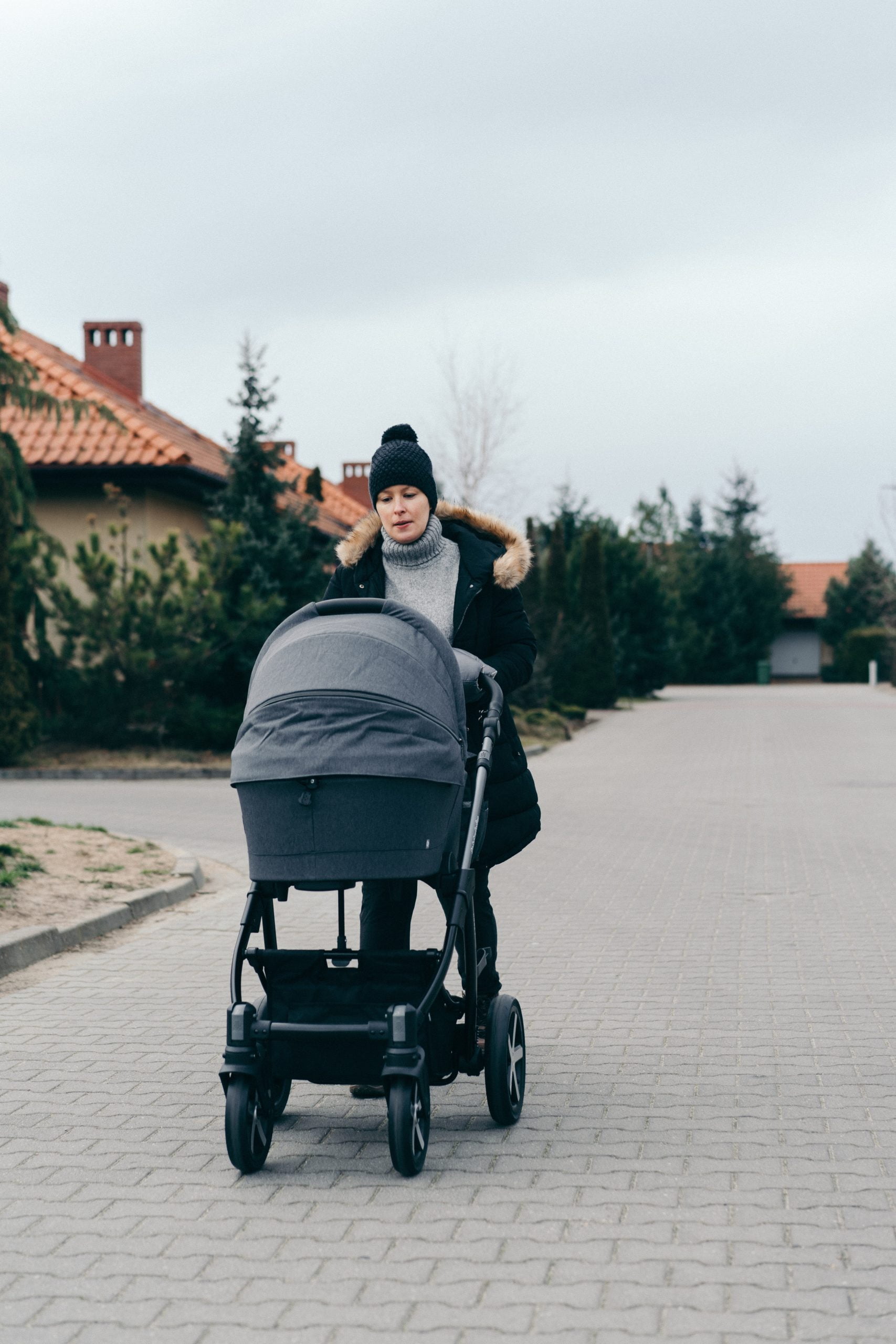 Koła a wózek dziecięcy. Jakie koła w wózku poradzą sobie z każdą nawierzchnią?